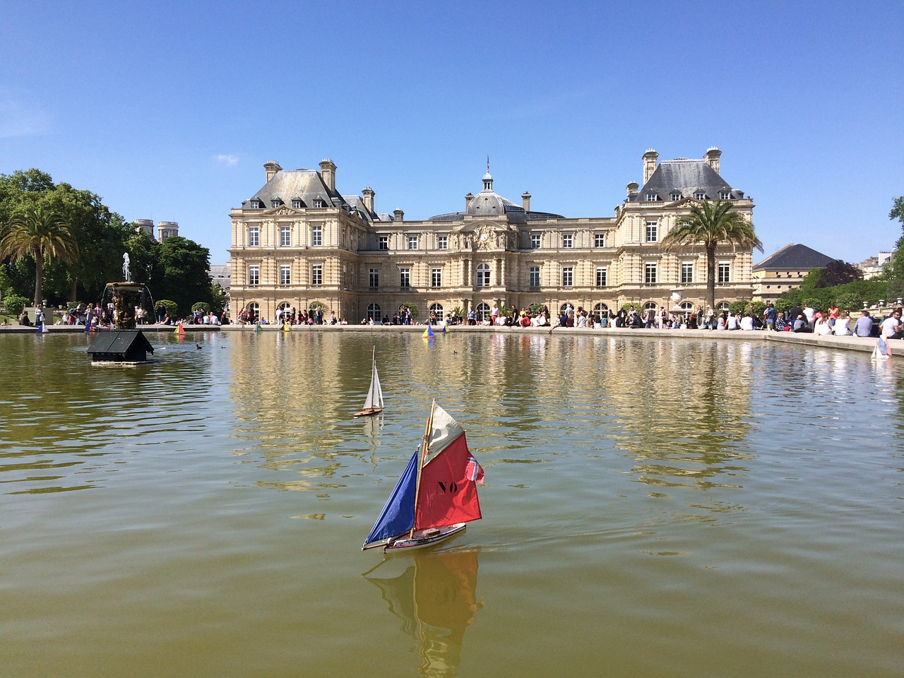 Sailboat in front of the palais du luxembourg