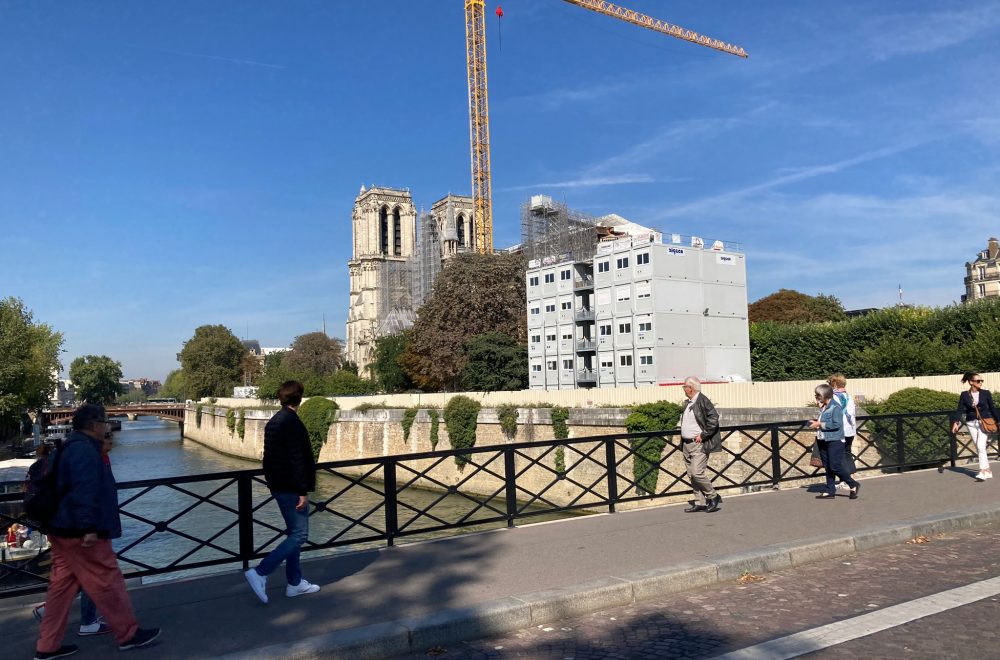 Notre-Dame-from-East-on-bridge-1000×660