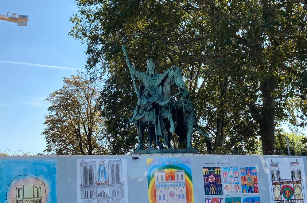Notre-Dame-nearby-wall-and-Charlemagne-statue-1000×660
